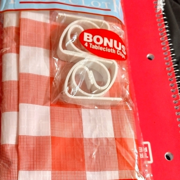 𝅺GREAT outdoor red checkered plastic table cloth w/ clips - Picture 3 of 5